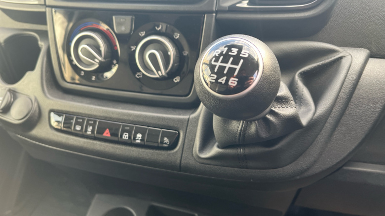 Peugeot Boxer 3500 L2 Diesel 2.2 BlueHDi 140 H1 Van Professional